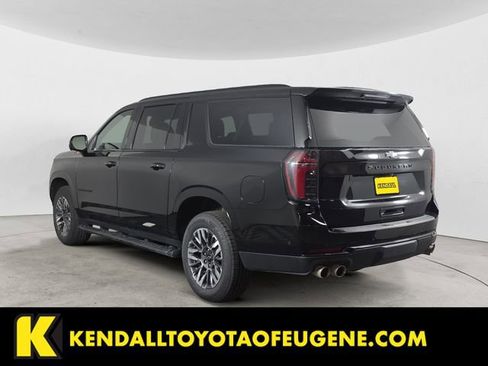 Used 2025 Chevrolet Suburban Z71 AWD/4WD image 3