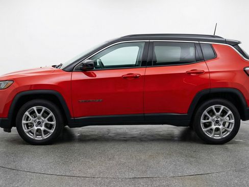 Used 2025 Jeep Compass Limited image 5