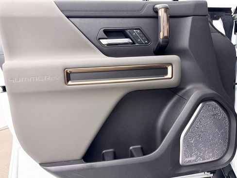 Used 2025 GMC Hummer EV 2X image 30