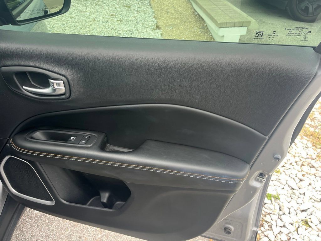 Used 2018 Jeep Compass Latitude w/ Popular Equipment Group FWD image 6