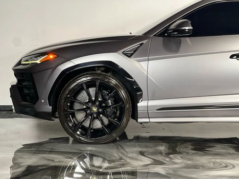 Used 2019 Lamborghini Urus Sport Utility 4D image 3