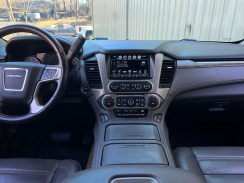 Used 2020 GMC Yukon XL Denali w/ Denali Premium Package image 17