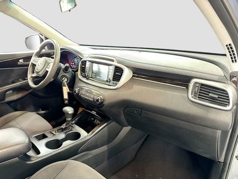 Used 2020 Kia Sorento LX image 28