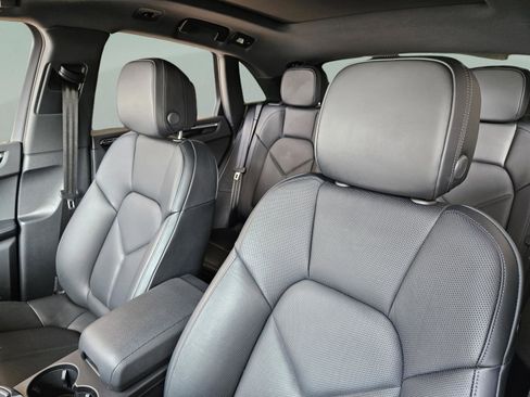 Certified 2025 Porsche Macan image 11