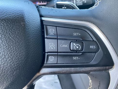 Used 2023 Jeep Grand Cherokee L Limited AWD/4WD image 18