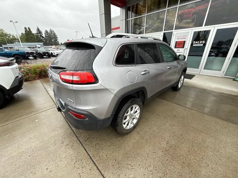 Used 2018 Jeep Cherokee Latitude Plus w/ Comfort/Convenience Group AWD/4WD image 5