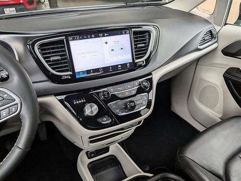 Used 2024 Chrysler Pacifica Touring-L FWD image 23