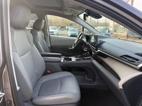 Used 2023 Toyota Sienna XLE image 24