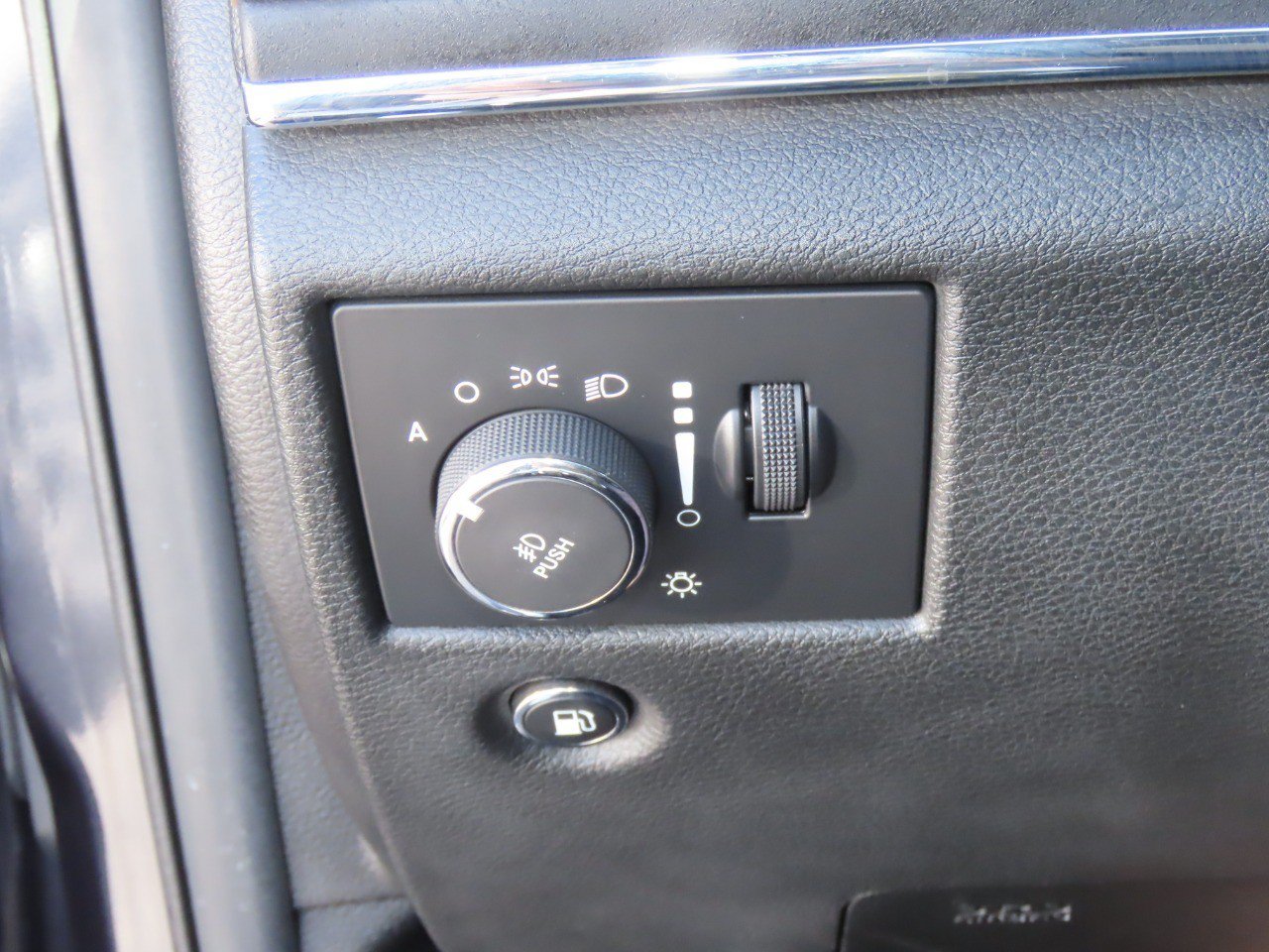Used 2015 Jeep Grand Cherokee Overland RWD image 26