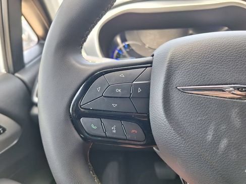 Used 2024 Chrysler Pacifica Limited FWD image 16