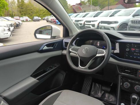 Used 2023 Volkswagen Taos SE w/ Panoramic Sunroof Package FWD image 29