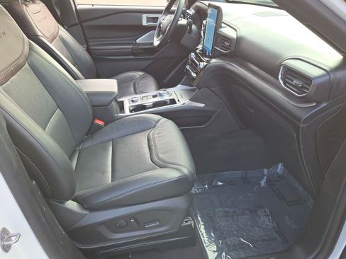 Used 2023 Ford Explorer Platinum w/ Technology Package image 6