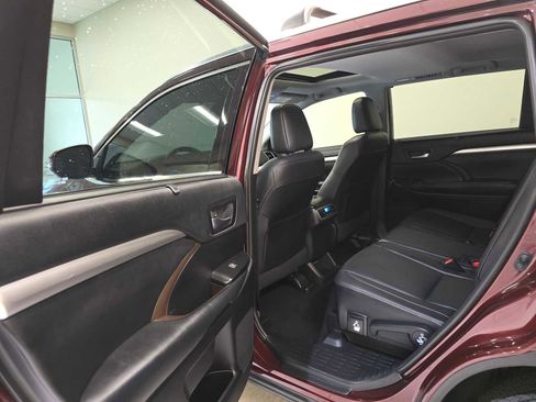 Used 2019 Toyota Highlander XLE AWD/4WD image 25