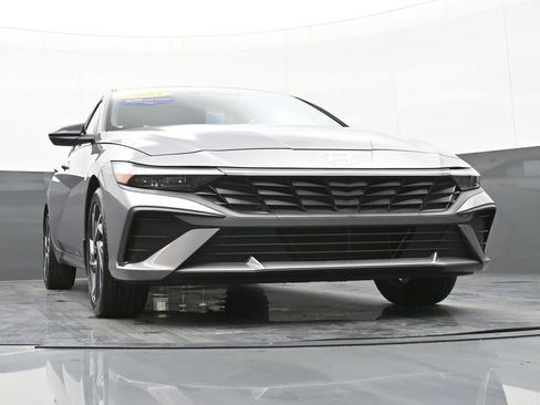 Certified 2025 Hyundai Elantra Sport image 46