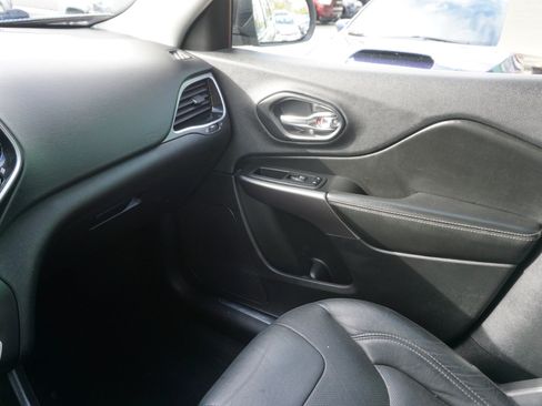 Used 2019 Jeep Cherokee Limited image 18