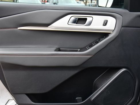 Used 2025 Ford Explorer Active AWD/4WD image 22
