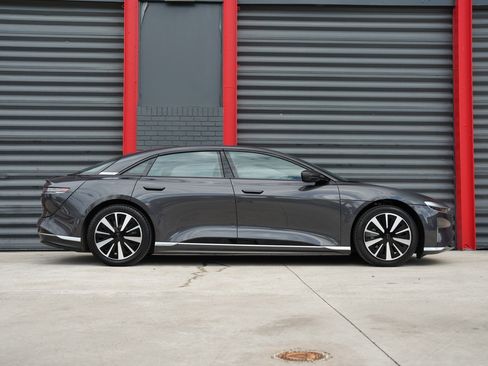 Used 2022 Tesla Model S Plaid image 8