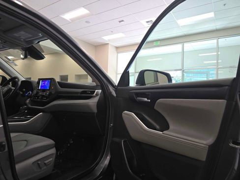 Used 2023 Toyota Highlander XLE AWD/4WD image 30