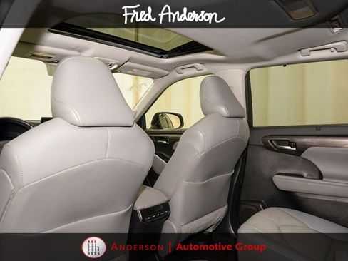 Used 2021 Toyota Highlander Limited AWD/4WD image 10