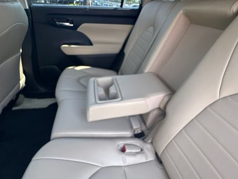 Used 2023 Toyota Highlander XLE AWD/4WD image 47