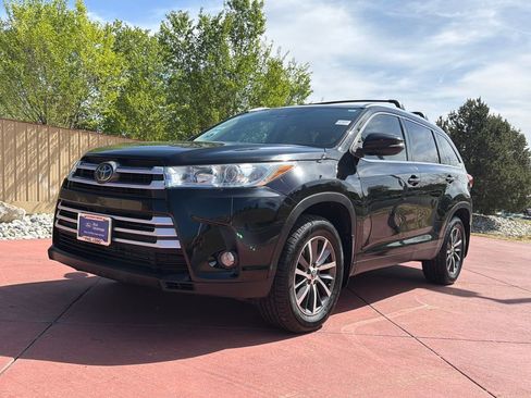 Used 2019 Toyota Highlander XLE AWD/4WD image 3