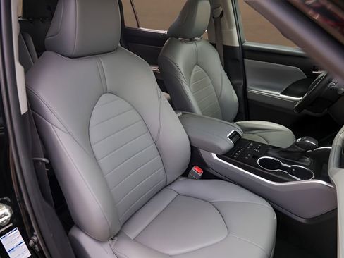 Used 2020 Toyota Highlander XLE AWD/4WD image 30