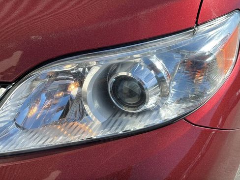 Used 2020 Toyota Sienna XLE w/ XLE Navigation Package image 6