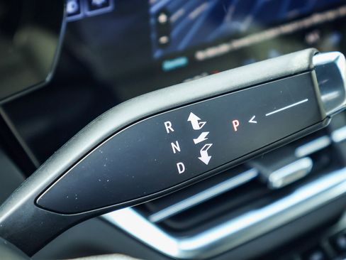 Used 2025 Chevrolet Equinox EV LT w/ Convenience Package II image 11