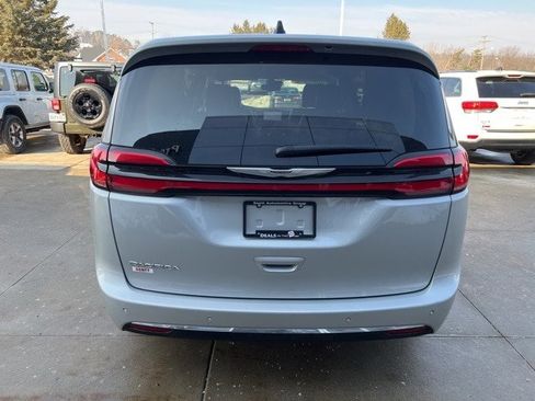 Certified 2024 Chrysler Pacifica Touring-L image 5