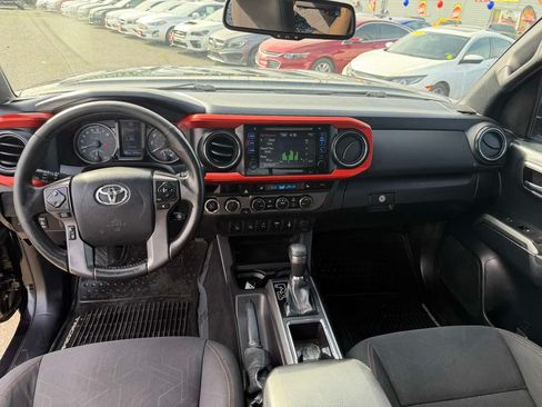 Used 2016 Toyota Tacoma TRD Off-Road w/ Premium & Technology Package AWD/4WD image 11