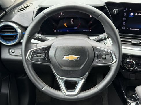 Used 2025 Chevrolet Trax LT w/ LT Convenience Package FWD image 11