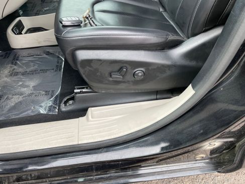 Used 2023 Chrysler Pacifica Touring-L image 22