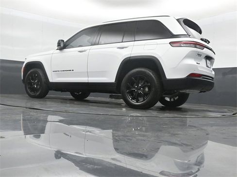 New 2025 Jeep Grand Cherokee Altitude image 32