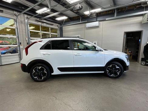 Used 2023 Kia Niro Wind w/ Wind Preserve Package FWD image 6