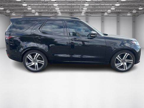 Used 2024 Land Rover Discovery Metropolitan Edition image 4