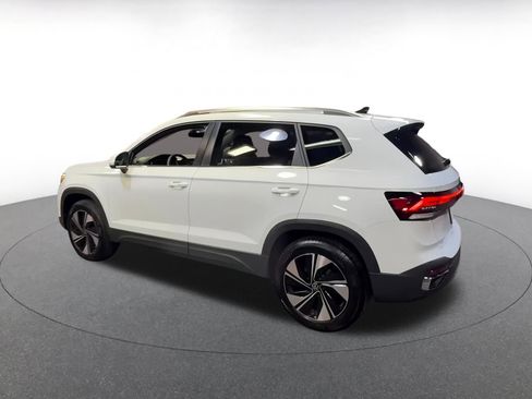 Used 2025 Volkswagen Taos SE image 10