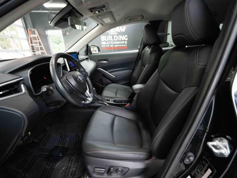 Used 2025 Toyota Corolla Cross XLE AWD/4WD image 9