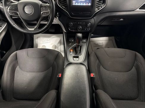 Used 2019 Jeep Cherokee Latitude w/ Cold Weather Group AWD/4WD image 17