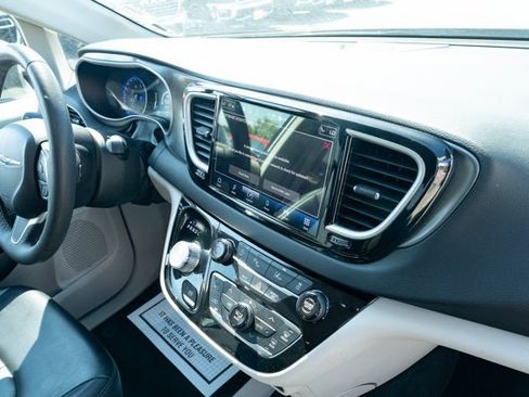 Used 2023 Chrysler Pacifica Touring-L FWD image 38