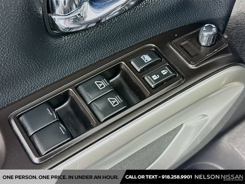 Used 2019 Nissan Titan SV w/ SV Convenience Package RWD image 18