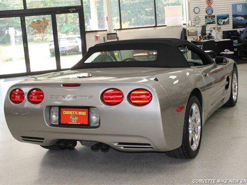 Used 2000 Chevrolet Corvette Convertible w/ Performance Handling Pkg RWD image 9