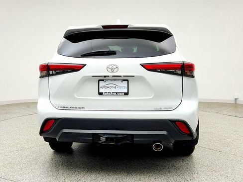 Used 2022 Toyota Highlander XLE AWD/4WD image 6