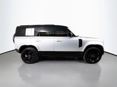 Used 2024 Land Rover Defender 110 X-Dynamic SE AWD/4WD image 4