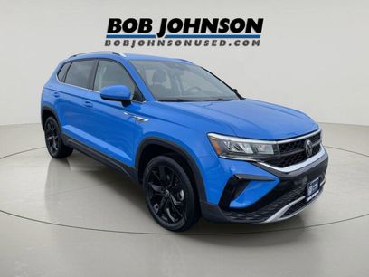Used 2023 Volkswagen Taos SE w/ Black Wheel Package