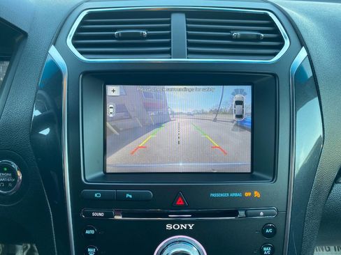 Used 2018 Ford Explorer Limited image 16