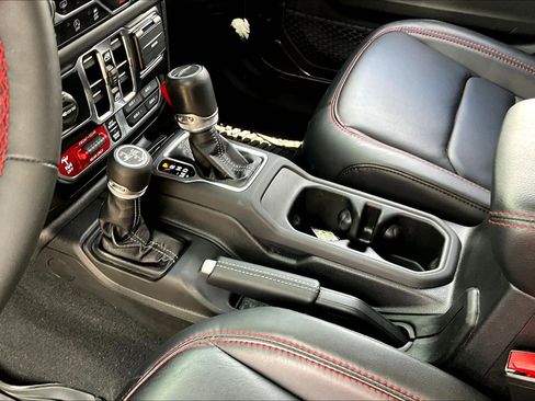 Used 2024 Jeep Gladiator Rubicon AWD/4WD image 17
