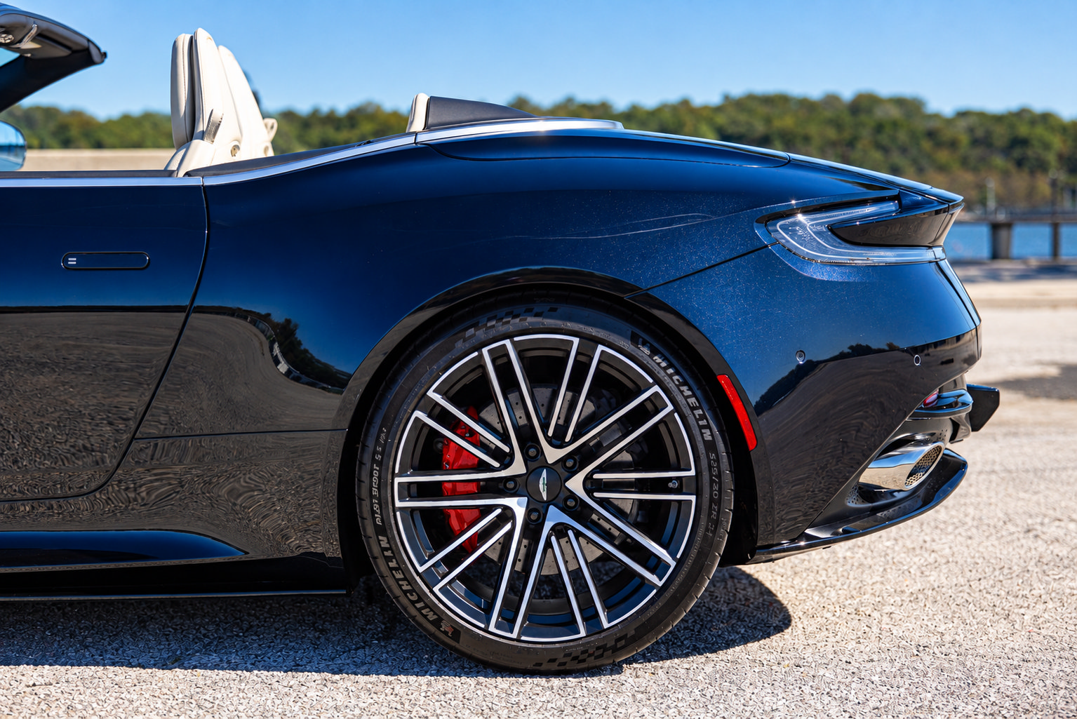 Used 2024 Aston Martin DB12 Convertible RWD image 21