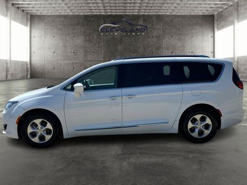 Used 2017 Chrysler Pacifica Touring-L Plus FWD image 6