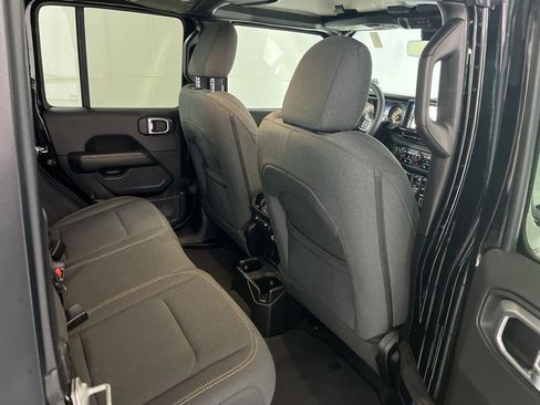 Used 2024 Jeep Wrangler Unlimited Sahara w/ Technology Group AWD/4WD image 22