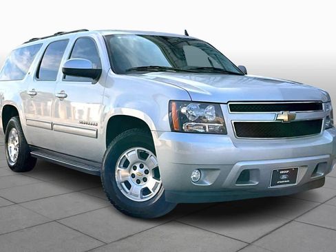 Used 2010 Chevrolet Suburban LT image 2